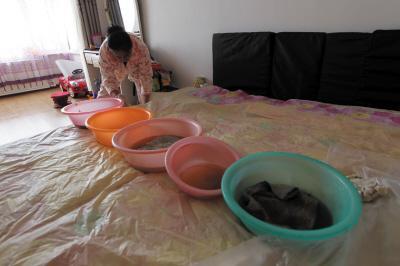 柳城楼上漏水，住户失联，小区没物管，业主维权难！律师来支招……